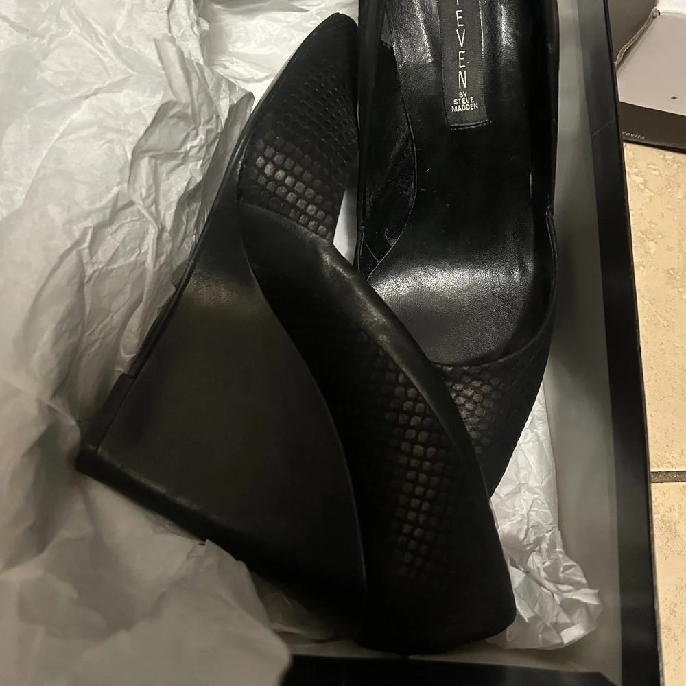 NIB Steve Madden Black Textured Heeled Wedges - size 10 - Picture 5 of 5